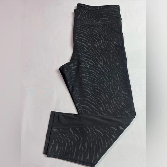 Women's Embossed Compression 3/4 Length Leggings Savanna Print XL - Picture 3 of 6